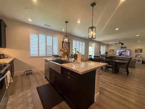 Kitchen - 1014 Treasure Hills Dr, Madera, CA 93636 photo 5 of 6