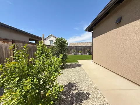 Exterior - 1014 Treasure Hills Dr, Madera, CA 93636 photo 9 of 25