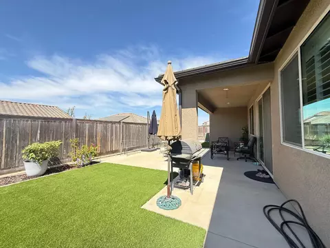 Exterior - 1014 Treasure Hills Dr, Madera, CA 93636 photo 12 of 25