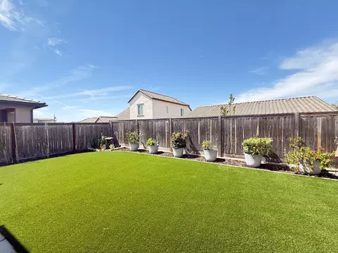 Exterior - 1014 Treasure Hills Dr, Madera, CA 93636 photo 4 of 25
