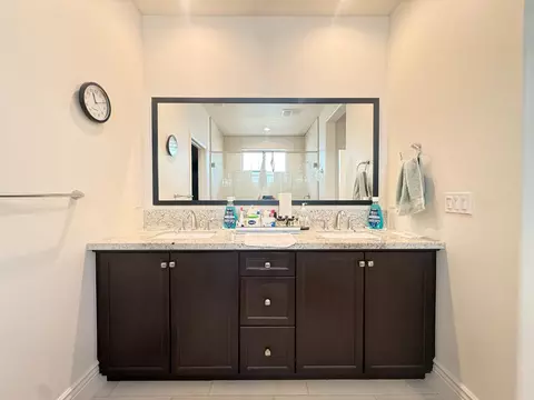 Bath - 1014 Treasure Hills Dr, Madera, CA 93636 photo 3 of 3