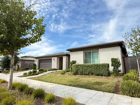 Exterior - 1014 Treasure Hills Dr, Madera, CA 93636 photo 2 of 25