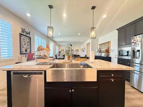 Kitchen - 1014 Treasure Hills Dr, Madera, CA 93636 photo 4 of 6