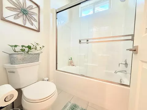 Bath - 1014 Treasure Hills Dr, Madera, CA 93636 photo 2 of 3