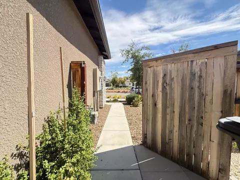Exterior - 1014 Treasure Hills Dr, Madera, CA 93636 photo 7 of 25