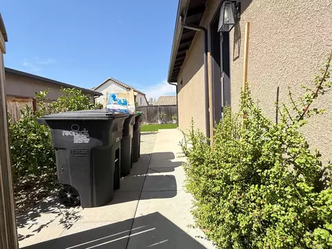 Exterior - 1014 Treasure Hills Dr, Madera, CA 93636 photo 6 of 25