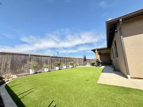 Exterior - 1014 Treasure Hills Dr, Madera, CA 93636 photo 10 of 25
