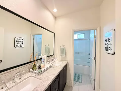 Bath - 1014 Treasure Hills Dr, Madera, CA 93636 photo 1 of 3