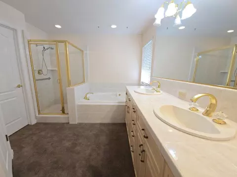 Bath - 2337 Dawson Cove Ln S, Clovis, CA 93611 photo 2 of 4