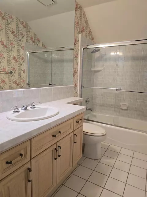 Bath - 2337 Dawson Cove Ln S, Clovis, CA 93611 photo 3 of 4