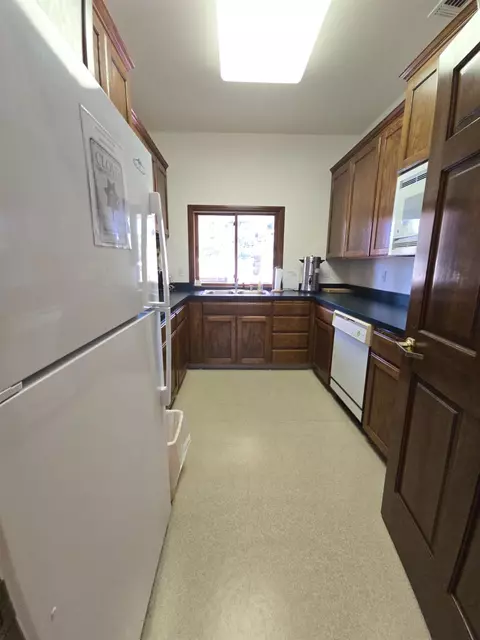Kitchen - 2337 Dawson Cove Ln S, Clovis, CA 93611 photo 3 of 5