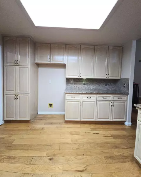 Kitchen - 2337 Dawson Cove Ln S, Clovis, CA 93611 photo 2 of 5