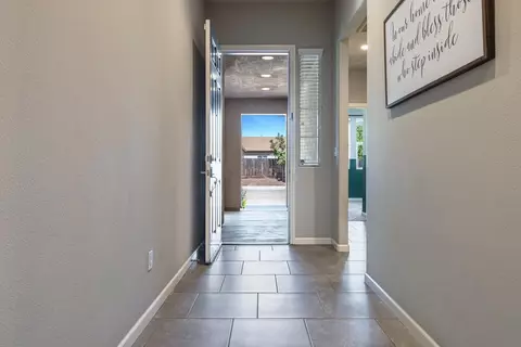 Entry Way - 4052 Flint Ave, Clovis, CA 93619 photo 2 of 7