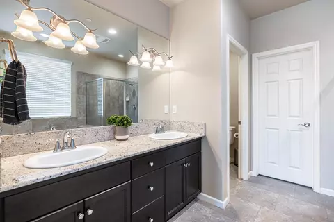 Bath - 4052 Flint Ave, Clovis, CA 93619 photo 3 of 6