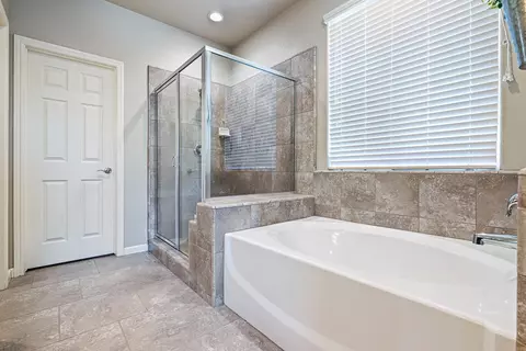 Bath - 4052 Flint Ave, Clovis, CA 93619 photo 4 of 6