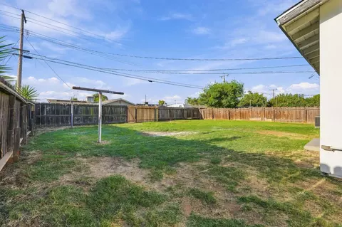 Exterior - 1878 E Park Way, Dinuba, CA 93618 photo 4 of 6