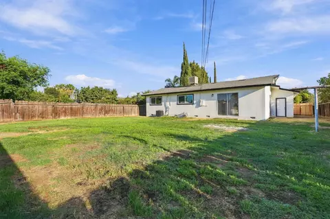 Exterior - 1878 E Park Way, Dinuba, CA 93618 photo 5 of 6