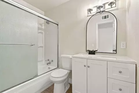 Bath - 1878 E Park Way, Dinuba, CA 93618 photo 1 of 2
