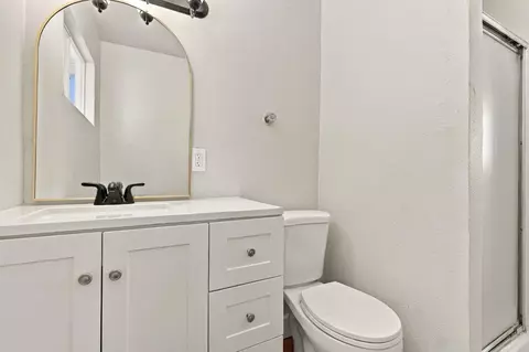 Bath - 1878 E Park Way, Dinuba, CA 93618 photo 2 of 2