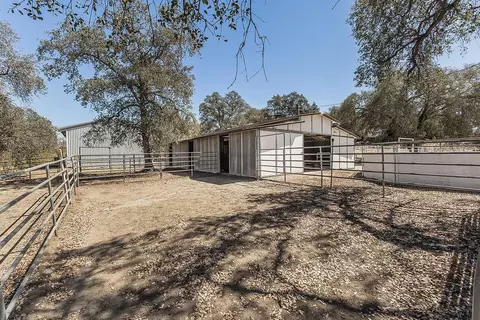 Exterior - 20100 Tollhouse Rd, Clovis, CA 93619 photo 17 of 27