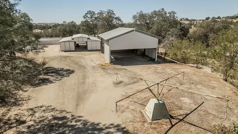 Exterior - 20100 Tollhouse Rd, Clovis, CA 93619 photo 10 of 27