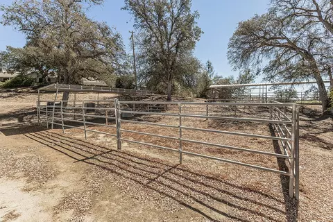 Exterior - 20100 Tollhouse Rd, Clovis, CA 93619 photo 16 of 27