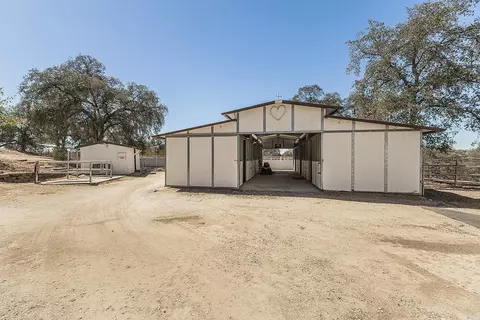 Exterior - 20100 Tollhouse Rd, Clovis, CA 93619 photo 22 of 27