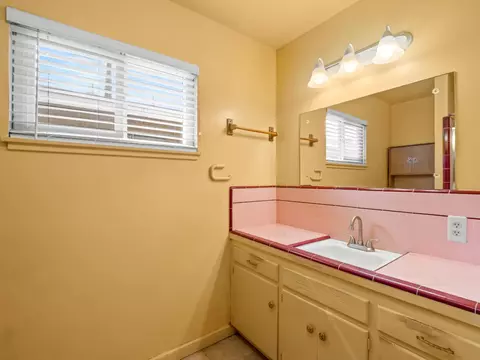 Bath - 2014 E Simpson Ave E, Fresno, CA 93703 photo 3 of 5