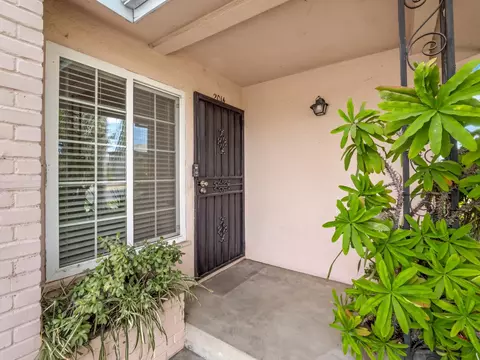 Exterior - 2014 E Simpson Ave E, Fresno, CA 93703 photo 5 of 11