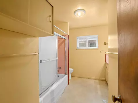 Bath - 2014 E Simpson Ave E, Fresno, CA 93703 photo 2 of 5