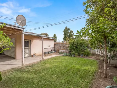 Exterior - 2014 E Simpson Ave E, Fresno, CA 93703 photo 6 of 11