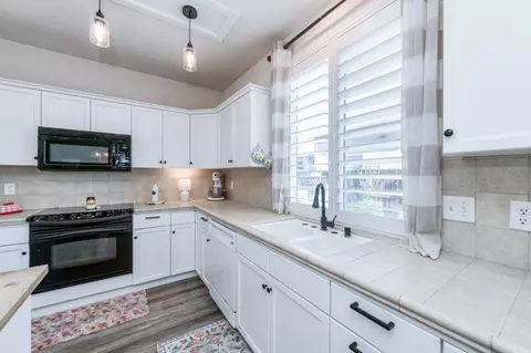 Kitchen - 1687 Glen Oban Ln, Clovis, CA 93619 photo 4 of 6