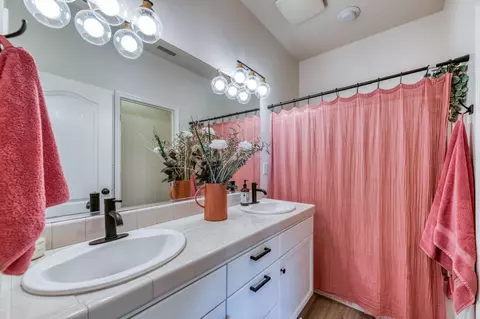 Bath - 1687 Glen Oban Ln, Clovis, CA 93619 photo 2 of 3
