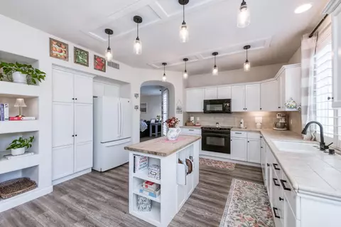 Kitchen - 1687 Glen Oban Ln, Clovis, CA 93619 photo 5 of 6