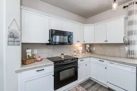 Kitchen - 1687 Glen Oban Ln, Clovis, CA 93619 photo 6 of 6