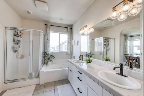 Bath - 1687 Glen Oban Ln, Clovis, CA 93619 photo 3 of 3