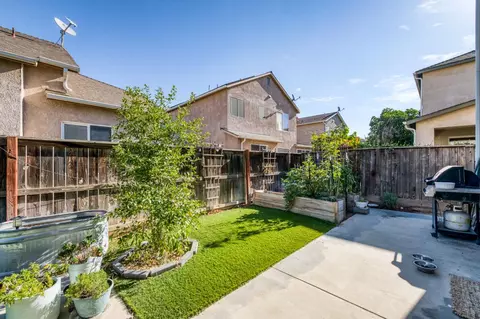 Exterior - 1687 Glen Oban Ln, Clovis, CA 93619 photo 7 of 10