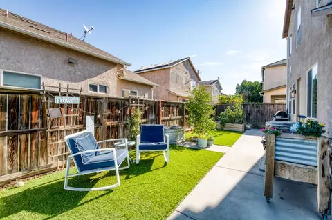 Exterior - 1687 Glen Oban Ln, Clovis, CA 93619 photo 6 of 10