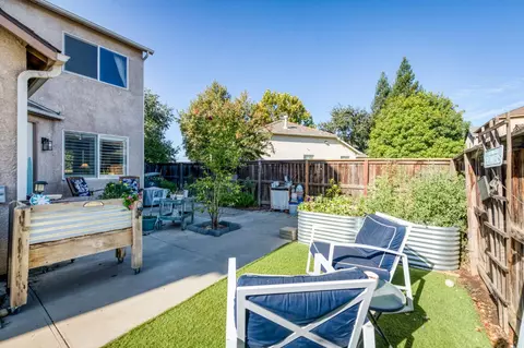 Exterior - 1687 Glen Oban Ln, Clovis, CA 93619 photo 8 of 10