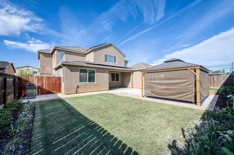 Exterior - 3912 Sussex Ave, Clovis, CA 93619 photo 8 of 13
