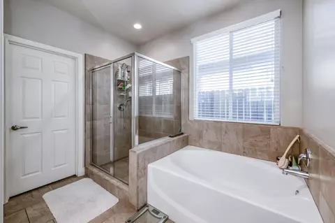 Bath - 3912 Sussex Ave, Clovis, CA 93619 photo 3 of 6