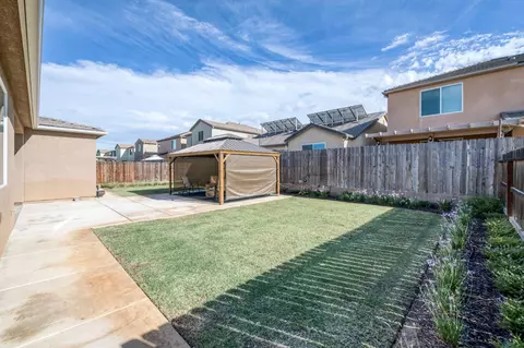 Exterior - 3912 Sussex Ave, Clovis, CA 93619 photo 7 of 13