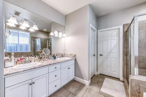 Bath - 3912 Sussex Ave, Clovis, CA 93619 photo 2 of 6