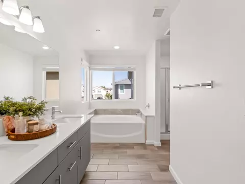 Bath - 1950 Kelly Ln, Clovis, CA 93611 photo 4 of 8