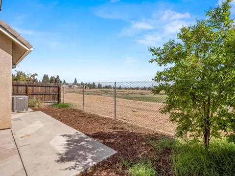 Exterior - 1950 Kelly Ln, Clovis, CA 93611 photo 4 of 5