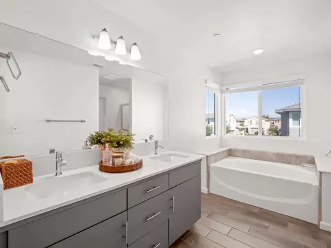 Bath - 1950 Kelly Ln, Clovis, CA 93611 photo 5 of 8