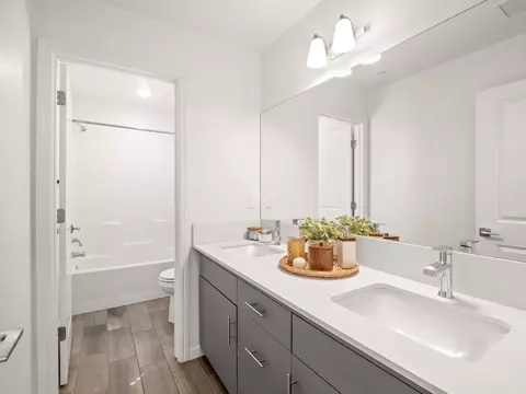 Bath - 1950 Kelly Ln, Clovis, CA 93611 photo 2 of 8