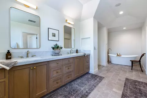 Bath - 5687 E Province Ave, Clovis, CA 93619 photo 3 of 11