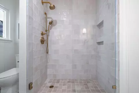 Bath - 5687 E Province Ave, Clovis, CA 93619 photo 2 of 11