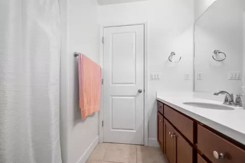 Bath - 563 Mesa Dr S, Madera, CA 93636 photo 3 of 3